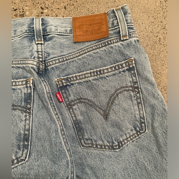 Levi Highrise Jeans - Picture 2 of 3